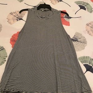 Turle neck sleevless top